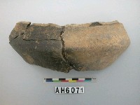 藏品(黑褐色夾砂陶折肩)的圖片